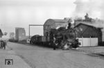 55 5532 (Bw Bremen Hbf) rangiert am Recyclingbetrieb Carl Katz an der Dortmunderstraße in Bremen-Neustadt. Bis zu seinem Tod 1972 war Carl Katz eine der prägenden Figuren des jüdischen Lebens im Bremen der Nachkriegszeit. Der 1899 geborene Kaufmann wurde 1938 von den Nationalsozialisten gezwungen, seine Rohproduktehandlung zu verkaufen, und kam vorübergehend sogar ins KZ Sachsenhausen. 1945 kehrte Katz mit Frau und Tochter nach Bremen zurück. Er nahm den Produktehandel wieder auf. Zeit seines Lebens sah er sich mit (falschen) Vorwürfen konfrontiert, er habe aktiv an der Deportation von bremischen Juden in die Vernichtungslager der Nazis mitgewirkt. In diesem Zusammenhang soll auch sein Warenlager 1951 bei einem Großbrand niedergebrannt sein. 1960 verlieh ihm Bundespräsident Theodor Heuss das Bundesverdienstkreuz. Katz betrieb auch maßgeblich den Bau einer Synagoge in Bremen, die 1961 an der Schwachhauser Heerstraße eingeweiht werden konnte. (1963) <i>Foto: Jürgen Hagemann</i>