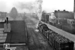 55 5532 mit einigen Schrottwagen an der Dortmunderstraße in Bremen-Neustadt. Im Hintergrund liegt die Maschinenbau-Firma Kocks. (1963) <i>Foto: Jürgen Hagemann</i>