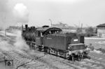Mit Lok 8 der Hüttenwerke Oberhausen AG (HOAG) erwischte Jürgen Hagemann im Walsumer Hafen einen wahren Oldtimer aus dem Jahr 1917. 1958 endete der Einsatz der Lok. (1955) <i>Foto: Jürgen Hagemann</i>