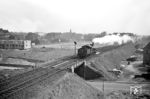 HOAG Lok 8 auf der Bahnstrecke Hüttenwerke Oberhausen–Walsum Südhafen, die die ehemalige Hüttenwerke der Gutehoffnungshütte in Oberhausen und die Zechen Jacobi, Sterkrade, Hugo Haniel mit den Bahnstrecken Oberhausen–Arnheim, Oberhausen–Wesel mit dem Walsumer Südhafen in Duisburg-Walsum verband. (1955) <i>Foto: Jürgen Hagemann</i>