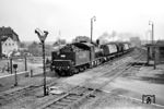 Lok 8 der HOAG erreicht mit einem Koks-Kübelwagenzug den Hafen Walsum Süd. (1955) <i>Foto: Jürgen Hagemann</i>