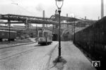 Ein Straßenbahnwagen auf der Linie 2E in der Duisburger Maternastraße vor der Kulisse der Thyssenhütte. (1955) <i>Foto: Jürgen Hagemann</i>