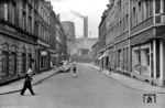 Eine typische Industriearbeiterwohnsiedlung in den 1950er Jahre in Duisburg-Bruckhausen. Die Zeche Friedrich Thyssen baute von 1905 bis 1918 im Duisburger Stadtteil Obermarxloh eine Arbeitersiedlung für ihre Beschäftigten. Die Siedlung mit dem Namen 'Dichterviertel' bestand aus 370 zwei- bis dreigeschossigen Gebäuden. Die Grundfläche war in 25 unterschiedlich große quadratische Vierecke (sog. Hofgevierte) eingeteilt. In den Innenhöfen befanden sich Stallungen Wirtschafts- und Toilettengebäude, die noch bis in die 1950er Jahre genutzt wurden.  (1955) <i>Foto: Jürgen Hagemann</i>