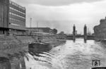 Carl Bellingrodt, der bis zum seinem Tod 1971 auch dem Verein der Eisenbahnfreunde (VdEF) vorstand, organisierte 1965 eine Mitgliederfahrt mit dem VT 08 508 (Bw Frankfurt-Griesheim) in den Duisburger Hafen. (1965) <i>Foto: Jürgen Hagemann</i>