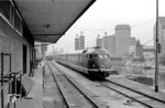VT 08 508 als Sonderzug des Vereins der Eisenbahnfreunde (VdEF) im Duisburger Hafen. (1965) <i>Foto: Jürgen Hagemann</i>