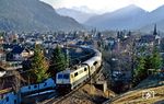 Über den Viadukt der Goethestraße in Mittenwald rollt 111 211 mit E 3684 nach München. (27.02.1991) <i>Foto: Joachim Bügel</i>