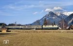 111 216 erreicht mit E 3689 aus München die ersten Häuser in Mittenwald. (01.03.1991) <i>Foto: Joachim Bügel</i>