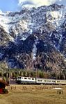 Vor der Kulisse des Karwendelgebirges ist 111 217 mit E 3684 nach München bei Mittenwald unterwegs. (01.03.1991) <i>Foto: Joachim Bügel</i>