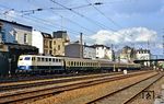 Die Dortmunder 110 410 mit dem aus Reichsbahnwagen gebildeten E 5544 in Wuppertal-Unterbarmen. Ende der 1980 Jahre pfiff die DB Lok- und wagenmäßig aus dem letzten Loch. So kam die Wiedervereinigung der DB gerade recht, und die Reichsbahn konnte ihre überzählig gewordenen Loks und Wagen in den Westen vermieten.  (12.03.1991) <i>Foto: Wolfgang Bügel</i>