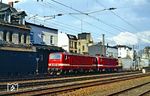 Am 20.11.1990 mietete die DB die Erfurter 143 928 an und versetzte sie nach Dortmund. Zusammen mit ihrer Schwestermaschine 143 918, die am 18.02.1991 von Erfurt nach Dortmund gekommen war, fährt sie im Rahmen einer Personalschulungsfahrt nach Köln als Lz durch Wuppertal-Unterbarmen. Beide Loks waren zum Aufnahmezeitpunkt gerade einmal ein Jahr alt. (12.03.1991) <i>Foto: Wolfgang Bügel</i>