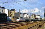 Während die vorherigen Aufnahmen in Wuppertal-Unterbarmen nur "Abfallprodukte" waren, war der ICE-Dummyzug Dsts 83771 des AW Opladen mit den Triebköpfen 401 553 (und 401 058 am Zugschluss) das eigentliche Objekt der Begierde. (12.03.1991) <i>Foto: Wolfgang Bügel</i>