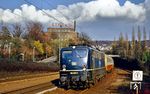 Die Kölner 110 263 befördert einen Sonderzug, der aus Städteexpresswagen der DR bestand, in Wuppertal-Sonnborn. Leider kam der Zug fototechnisch etwas ungünstig über das S-Bahn-Gleis. (12.03.1991) <i>Foto: Wolfgang Bügel</i>