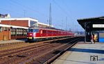 430 114/414 wurde von Hamm (Westf) aus in den 1990er Jahren häufig als Sonderzug eingesetzt. Hier fährt er durch den Bahnhof Solingen-Ohligs (heute Solingen Hbf) in Richtung Köln. Später rostete das Fahrzeug im DB Museum in Koblenz-Lützel jahrelang vor sich hin und war nicht mehr zu retten. Daher wurden ein Triebkopf sowie die zwei Mittelwagen zerlegt. Erhalten blieb nur der Triebkopf 430 414.  (13.03.1991) <i>Foto: Joachim Bügel</i>