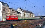Auch der neu verkehrende D 2054 (Halle/S - Nordhausen - Ellrich - Northeim - Altenbeken - Wuppertal - Düsseldorf - Köln) wurde aus Reichsbahnwagen gebildet. Der Zug mit der Dortmunder 110 251 wurde vor der heute noch als Fotostelle beliebten Gründerhauszeile in der Einfahrt nach Wuppertal-Oberbarmen aufgenommen. (14.03.1991) <i>Foto: Wolfgang Bügel</i>