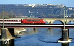 Sechs Minuten hinter dem IC 817 folgte planmäßig der IC 527 "Rheinland" (Hannover - Köln - Frankfurt/M - Würzburg - München) mit der orientroten Variante der 103 155 auf der Moselbrücke in Koblenz. (17.03.1991) <i>Foto: Joachim Bügel</i>