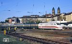 Triebkopf 401 557 mit dem ICE-Dummyzug Dsts 83773 auf der Rückfahrt zum AW Opladen in Wuppertal-Steinbeck. (27.03.1991) <i>Foto: Wolfgang Bügel</i>