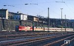 Im Frühjahr 1991 begannen auf der S-Bahn Rhein-Ruhr in Nordrhein-Westfalen die Ausbildungsfahrten auf den Reichsbahnloks der Baureihe 143. Dadurch sollten die 160 km/h schnellen Loks der Baureihe 111 für höherwertige Aufgaben freigesetzt werden. 143 900, seit 18.03.1991 leihweise von Erfurt nach Dortmund gekommen, fährt als Vorspann vor der Düsseldorfer Planlok 111 146 mit einer S 8 in Wuppertal-Steinbeck ein. (27.03.1991) <i>Foto: Wolfgang Bügel</i>