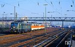 Zwei Düsseldorfer 111 überführen die verunfallte 140 175 vom Bw Dortmund Bbf ins AW Opladen. Im Bahnhof Opladen wartet derweil 401 059 mit dem Dsts 83770. (28.03.1991) <i>Foto: Joachim Bügel</i>