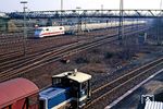 Im Bahnhof Opladen stellt Triebkopf 401 559 den ICE-Dummyzug Dsts 83770 bereit. Im Vordergrund rangiert der "Opladener Hofhund" 332 242. (28.03.1991) <i>Foto: Joachim Bügel</i>