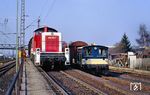 Noch Anfang der 1990er Jahre war Opladen ein bedeutendender Knotenbahnhof im Güterverkehr im Schnittpunkt zwischen Köln, Düsseldorf, Wuppertal und Remscheid. Die Zugbildung erledigten planmäßig zwei Loks der Baureihe 290. 290 176 drückt gerade einige Wagen über den Ablaufberg am Stellwerk "R 1" ab. Daneben wartet 332 242, die den örtlichen Rangierdienst erledigte. (28.03.1991) <i>Foto: Joachim Bügel</i>