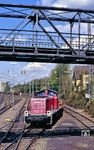 Die zweite Rangierlok im Bahnhof Opladen war an diesem Tag die Kölner 290 220, die beim Blick aus dem Stellwerk "R 1" vor die Linse lief. Die Fußgängerbrücke darüber stellte die Verbindung über den Bahnhof von der Eisenbahnersiedlung auf der Westseite zum AW Opladen dar und wurde 2014 abgerissen. Weiter nördlich entstand später die sog "Campusbrücke". (28.03.1991) <i>Foto: Joachim Bügel</i>