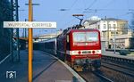 Mittlerweile durfte die DR-Leihlok 143 900 auch ohne "Angstlok" vor den S-Bahnzügen verkehren (vgl. Bild-Nr. 119625). Im Bahnhof Wuppertal-Elberfeld (heute Wuppertal Hbf) steht sie vor einer S 8 nach Hagen Hbf. (03.04.1991) <i>Foto: Wolfgang Bügel</i>