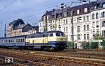 1991 hatte die Baureihe 216 des Bw Oberhausen-Osterfeld Süd auf der Strecke zwischen Wuppertal und Essen vollständig die Wuppertaler 212 verdrängt. 216 031 fährt mit dem Leerpark des N 5898 aus Bottrop in Wuppertal-Oberbarmen zum Wendebahnhof Wuppertal-Langerfeld. (06.04.1991) <i>Foto: Wolfgang Bügel</i>
