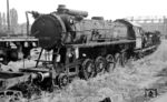 Im AW Frankfurt-Nied fand sich auch 52 1989. Die im Juni 1944 in Dienst gestellte ehemalige Kondenslok war nach ihrer Ausmusterung im Juli 1953 in eine Heizlok umgebaut worden und leistete zuletzt beim Bw Würzburg Heizlokdienste. Im April 1966 endete dort ihre Dienstleistung, und sie wurde ins AW Nied gebracht, wo sie im November 1966 zerlegt wurde. (12.08.1966) <i>Foto: Reinhard Gumbert</i>