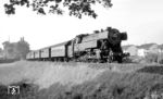 Nun war es an der Zeit, langsam wieder den Rückweg nach Frankfurt/M anzutreten. So wurde durch Ober-Ramstadt nach Traisa getrampelt, wo der N 1330 mit 65 006 angefahren kam. Danach ging es wieder gut 35 km zurück nach Hause. (13.08.1966) <i>Foto: Reinhard Gumbert</i>