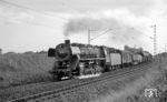 Auch wenn das Foto nicht ganz scharf ist, zeigt es dennoch eine Rarität, nämlich eine ölgefeuerte DB-44er mit Schürze und dann noch 44 552, die kurze Zeit später in einen Unfall verwickelt war und als erste ölgefeuerte 44er der DB ausgemustert wurde. Der nachmittägliche Dg 5263 fuhr immer noch ab Frankfurt „Ftg“ (Güterbahnhof) über die längst elektrifizierte Main-Weser-Bahn mit einer Kasselaner Öl-44. 44 552 wurde bei Frankfurt-Bonames vor dem Zug angetroffen.  (03.09.1966) <i>Foto: Reinhard Gumbert</i>