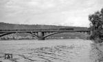 Über die Gülser Moselbrücke rollt eine 44er (wahrscheinlich die Ehranger 44 969) mit einem Ganzzug dem Lokwechselbahnhof in Koblenz Moselweiß entgegen. (04.09.1966) <i>Foto: Reinhard Gumbert</i>