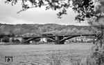 Nachdem am Moselufer ein passendes Motiv „zusammengebaut“ wurde, kam natürlich bloß eine 44er als Lz über die Gülser Brücke angefahren. (04.09.1966) <i>Foto: Reinhard Gumbert</i>
