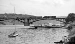 Die Trierer 01 123 fährt mit dem D 226 (Koblenz - Luxemburg - Reims - Paris Est) über die Moselbrücke bei Güls. Die Servatius-Fähre auf der Mosel stellte 1990 ihren Betrieb ein. Dies zeichnete sich bereits 1975 ab, nachdem die Brücke Kobern-Gondorf – Niederfell gebaut worden war. Der Bau der Kurt-Schumacher-Brücke in Metterich besiegelte dann das endgültige Ende der Gülser Fähre. (04.09.1966) <i>Foto: Reinhard Gumbert</i>