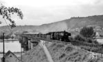 Die Ehranger 44 1211 rollt mit einer Groß-Lieferung französischer Simcas über die Moselbrücke zwischen Güls und Koblenz-Moselweiß. (04.09.1966) <i>Foto: Reinhard Gumbert</i>