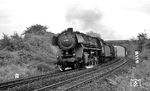 Die Ehranger Schürzenlok mit einem Stemi-Kokszug auf dem Rückweg nach Trier bei Koblenz-Moselweiß. (04.09.1966) <i>Foto: Reinhard Gumbert</i>