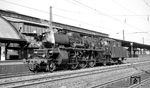 Auf dem Weg nach Karlsruhe, wo am nächsten Tag eine Sonderfahrt nach Basel Bad. Bf anstand, kam die Mindener 18 323 am sonnigen 15. Oktober 1966 im Bahnhof Frankfurt Süd zum Stehen.  (15.10.1966) <i>Foto: Reinhard Gumbert</i>