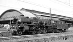 Mit besten Licht legt 18 323 auf dem Weg zu einer Sonderfahrt nach Karlsruhe einen kurzen Halt in Frankfurt Süd ein. Die schöne eiserne Bahnsteighalle wurde Ende 1977 abgerissen. (15.10.1966) <i>Foto: Reinhard Gumbert</i>