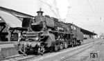 18 323 mit abblasenden Sicherheitsventilen im Bahnhof Frankfurt Süd. Der Südbahnhof im Frankfurter Stadtteil Sachsenhausen ist einer von vier Fernbahnhöfen in Frankfurt am Main. Der 1873 eröffnete Bahnhof trug ursprünglich die Bezeichnung Bebraer Bahnhof. Später wurde die Bezeichnung in Frankfurt-Sachsenhausen und zum 1. Mai 1909 in Frankfurt a. M. Süd geändert.  (15.10.1966) <i>Foto: Reinhard Gumbert</i>