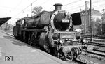 Und weil es so schön ist, auch die Lokführerseite der 18 323 im Bahnhof Frankfurt Süd. Der Lokführer betrachtet das Gewusel des Fotografen um die Lok eher gelassen. (15.10.1966) <i>Foto: Reinhard Gumbert</i>