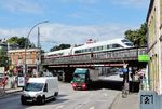 Die Sternbrücke ist eine seit 1893 diagonal über die Straßenkreuzung Max-Brauer-Allee/Stresemannstraße führende Eisenbahnbrücke in den Hamburger Stadtteilen Altona und Sternschanze. Über sie verlaufen je zwei Gleise der Fernbahn und der Hamburger S-Bahn. Die hier zu sehende denkmalgeschützte zweite Sternbrücke (Ersatzneubau von 1926) wurde im Juli 2026 abgerissen. Die dritte Sternbrücke ist eine Bogenbrücke und wurde am 31. August 2026 in Betrieb genommen. Ihre Stützweite wurde auf 108 Meter vergrößert; die Breite wiederum auf 24,30 m bei einer Höhe von 21 m und einem Gewicht von ca. 3.600 t. Sie wurde spektakulär über einen Straßenrollertransport durch die Stadt zur Einbaustelle gefahren. (20.07.2021) <i>Foto: Benno Wiesmüller</i>
