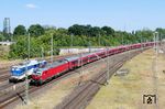 Vom 17. Juni bis zum 31. August 2026 war wegen der Erneuerung der Sternbrücke auf der Verbindungsbahn zwischen Hamburg Hbf und Altona kein Zugverkehr möglich. Nur über die größtenteils eingleisige Güterumgehungsbahn verkehrten Züge zwischen dem Hamburger Hauptbahnhof in Richtung Flensburg und Kiel. Zur Entlastung des Hauptbahnhofs begannen und endeten etliche Züge für den Norden in Pinneberg, für den Süden und Westen in Hamburg-Harburg und für die Richtung Berlin in Hamburg-Bergedorf. Interessanter Weise fuhr eine zeitlang um die Mittagszeit ein Zugpaar (ein ECE L bzw. RJ-Zug) zwischen København und Hamburg unter Umgehung des Hamburger Hbf und des Bahnhofs Altona über die Güterumgehungsbahn bis Hamburg-Harburg. Die übrigen Züge dieser Verbindung wendeten in Altona. Hier fährt EB 3236 der DSB mit einem ECE nach København aus dem Bahnhof Hamburg-Harburg und trifft dort auf 140 761 der Eisenbahnen und Verkehrsbetriebe Elbe-Weser. (25.07.2026) <i>Foto: Benno Wiesmüller</i>