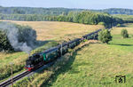 99 4011 befördert den P 108 nach Lauterbach in der über viele Jahrhunderte geprägten, einzigartigen Kulturlandschaft der Insel Rügen zwischen Serams und Seelvitz. Hier befinden sich auch drei megalithische Grabanlagen der Jungsteinzeit. (21.08.2026) <i>Foto: Joachim Schmidt</i>
