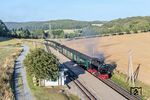 Der P 110 nach Lauterbach fährt mit 99 1781 in den Kreuzungsbahnhof Seelvitz ein. (24.08.2026) <i>Foto: Joachim Schmidt</i>