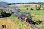 99 4011 mit dem P 108 zwischen Serams und Seelvitz. Im Zug ist wieder einer der im Sommer bei den Fahrgästen beliebten offenen Ausflugswagen eingestellt. (25.08.2026) <i>Foto: Joachim Schmidt</i>