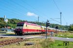 Am 26. August 2026 kehrte der AKE-Rheingoldzug von seinem Ausflug nach Rügen zurück nach Koblenz. 101 001 verlässt den Bahnhof Lietzow auf Rügen. Nach dem Bau der Bahnstrecke über den Lietzow-Damm ließ sich der Eisenbahntechniker Bopp eine Villa im Stil des Historismus erbauen, zu sehen links oben. Das 1892/93 entstandene Wohnhaus ist eine Kopie des 1839 durch Umbau einer mittelalterlichen Burg entstandenen Schlosses Lichtenstein bei Reutlingen auf der Schwäbischen Alb. (26.08.2026) <i>Foto: Atijana Schmidt</i>