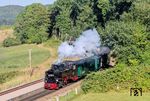 99 1784, eine LKM-Neubaulok aus dem Jahr 1953, fährt mit P 230 nach Binz in Garftitz ein. (26.08.2026) <i>Foto: Joachim Schmidt</i>