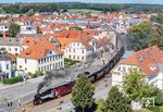 99 321 fährt mit einem Zug aus Kühlungsborn West über den Alexandrinenplatz in Bad Doberan. Aus Anlaß des 30-jährigen Jubiläums zur Privatisierung der Bäderbahn Molli erhielt die Lok am 1. Oktober 2025 eine hellgraue Folierung der Zylinderabdeckungen, der Wasserkästen und des Führerhauses.  (31.08.2026) <i>Foto: Joachim Schmidt</i>