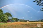 Nach einem abziehenden Regenschauer beleuchtete zusätzlich dieses farbige Lichtband, auch Regenbogen genannt, den P 106 nach Lauterbach mit 99 1782 bei Beuchow. (02.09.2026) <i>Foto: Joachim Schmidt</i>