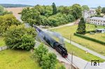 99 4011 mit P 104 nach Lauerbach in Posewald. Im Hintergrund ist ein Gutshaus aus der 2. Hälfte des 19. Jahrhunderts zu sehen, das u.a. der Familie von Putbus gehörte, bis es nach 1945 enteignet wurde und verfiel. Mittlerweile wurde der Bau wieder saniert. (05.09.2026) <i>Foto: Joachim Schmidt</i>