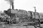 Nach dem Besuch im AW Braunschweig (vgl. Bild-Nrn. 119483 - 119498) ging es weiter nach Helmstedt, wo auf eine großohrige Reichsbahn-01 gehofft wurde. Zunächst ging es ins Bw Helmstedt, wo gerade die Braunschweiger 052 465 gedreht wurde. (08.05.1972) <i>Foto: Wolfgang Bügel</i>